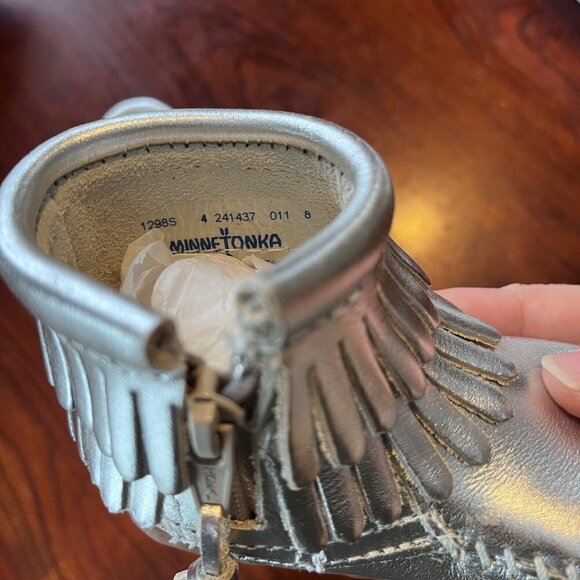Minnetonka Aria Silver Moccasin‎ Boots Size 4 - NIB - Picture 3 of 9
